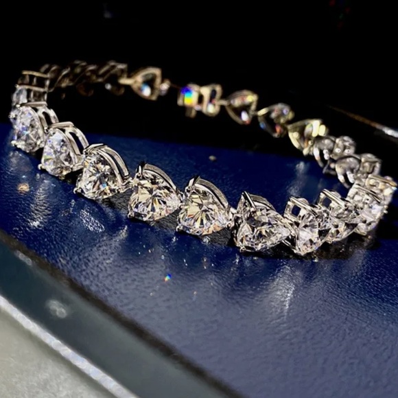 Neiman Marcus Jewelry - 18k 23ct Heart Tennis Bracelet